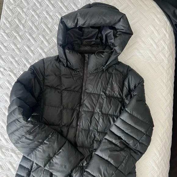 The North Face Women's Black Puffer Jacket - Picture 4 of 10